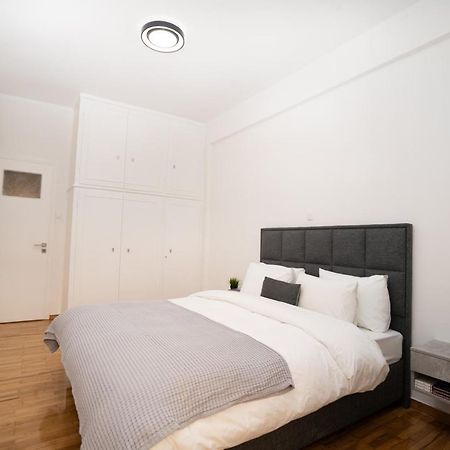 City Center Apt. On A Traffic Free Street Athena Bagian luar foto